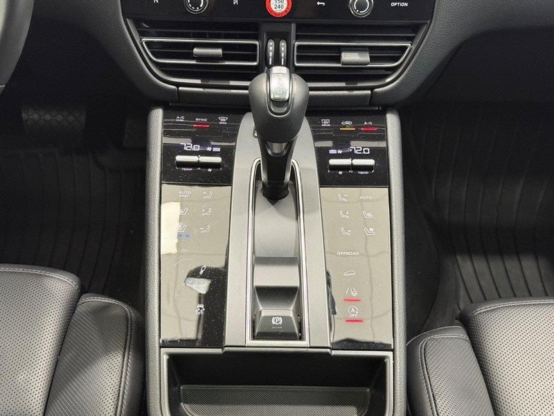 2025 Porsche Macan T